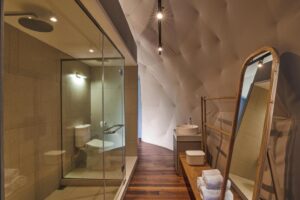 salle de douche d'un dôme au Kunang Kunang Tent Resort