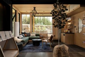 salon commun pour se détendre et prendre un chocolat chaud l'hiver après une sortie raquette ou ski dans les montagnes de la Sierra Nevada