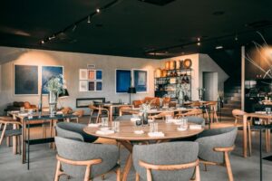 salle de restaurant de l'hôtel servant une cuisine raffinée à base de produits locaux