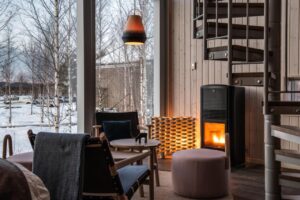 salon avec feu de cheminée sous forme de poêle dans un des lodges sur pilotis