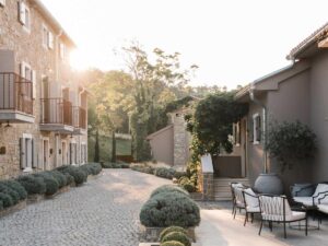 allée extérieure du village au sein de l'hôtel