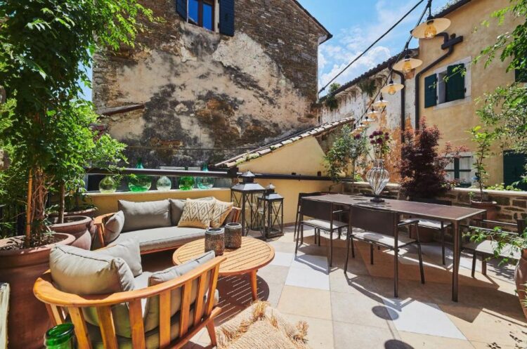 terrasse d'une petite maison avec 2 chambres à l'hôtel San Canzian Village et hotel
