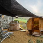 sauna panoramique extérieur avec bain nordique dans ce gite à Érezée en Wallonie