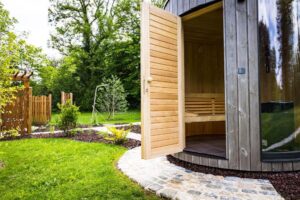 sauna cabine installé dans le jardin à proximité de la piscine extérieure