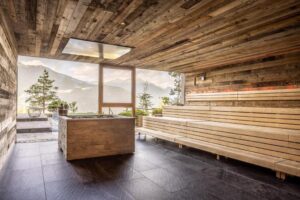 sauna avec vue panoramique sur les montagnes