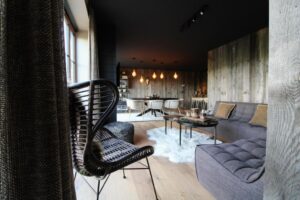 séjour cosy et cocooning avec au fond la salle à manger