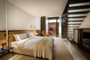 suite en duplex offrant une terrasse avec une petite piscine privée