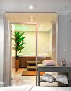 jacuzzi privé dans une suite de l'hôtel au 30 à environ 35 minutes du Stade Pierre Mauroy