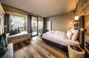 Suite de l'hôtel avec vue sur la cime des arbres et les montagnes sur la commune de Bressanone dans le Sud Tyrol italien