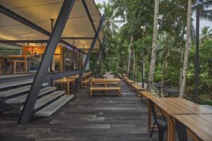 terrasse avec vue panoramique sur la jungle sur l'île de Java
