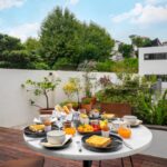 petit déjeuner avec des produits frais locaux pouvant être pris dans la chambre, l'appartement ou dans la maison ou encore sur la terrasse