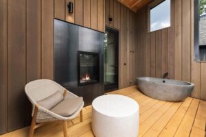 terrasse cocooning avec vue sur le feu de cheminée de la chambre et baignoire sur la terrasse