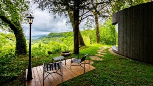 terrasse avec vue panoramique sur le Jura depuis la suite lodge indépendante