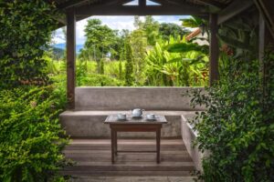petite terrasse cosy et au milieu de la végétation à l'hôtel de charme Reverie Siam à Pai en Thaïlande