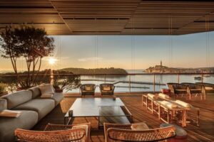 bar lounge avec vue sur l'île et la vieille ville au coucher du soleil
