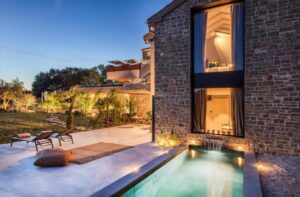 vue extérieure de la villa 2 personnes avec terrasse et piscine privée
