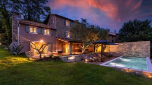 vue extérieure de la villa à louer avec 3 chambres, cuisine ,salon et piscine privée dans un hôtel en Croatie