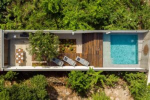 vue aérienne de la villa avec terrasse, transat et piscine privée en plein centre de porto