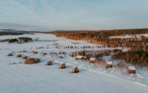 vue aérienne de l'hôtel sous la neige l'hiver