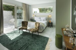 Chambre avec terrasse offrant une vue sur la Méditerranée