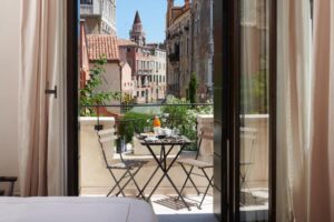 appartement avec balcon et vue canal à louer à Venise
