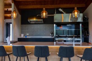 cuisine ouverte avec bar dans la pièce commune aux clients de l'hôtel