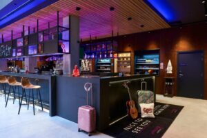 bar de l'hôtel Moxy, hôtel fun et décontracté où dormir à Bruxelles