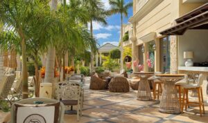 terrasse et bar au bord de la piscine de l'hôtel Royal River Luxury Hotel