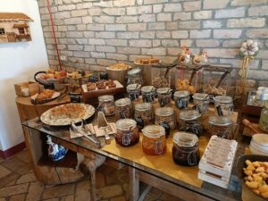 délicieux produits de la région et gâteaux fait maison au petit déjeuner