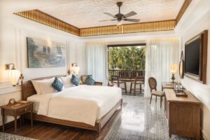 chambre double avec balcon à la décoration coloniale au Vietnam