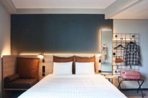 chambre de l'hôtel Moxy pour dormir à Bruxelles, dans un quartier commerçant et dans un hôtel fun et design