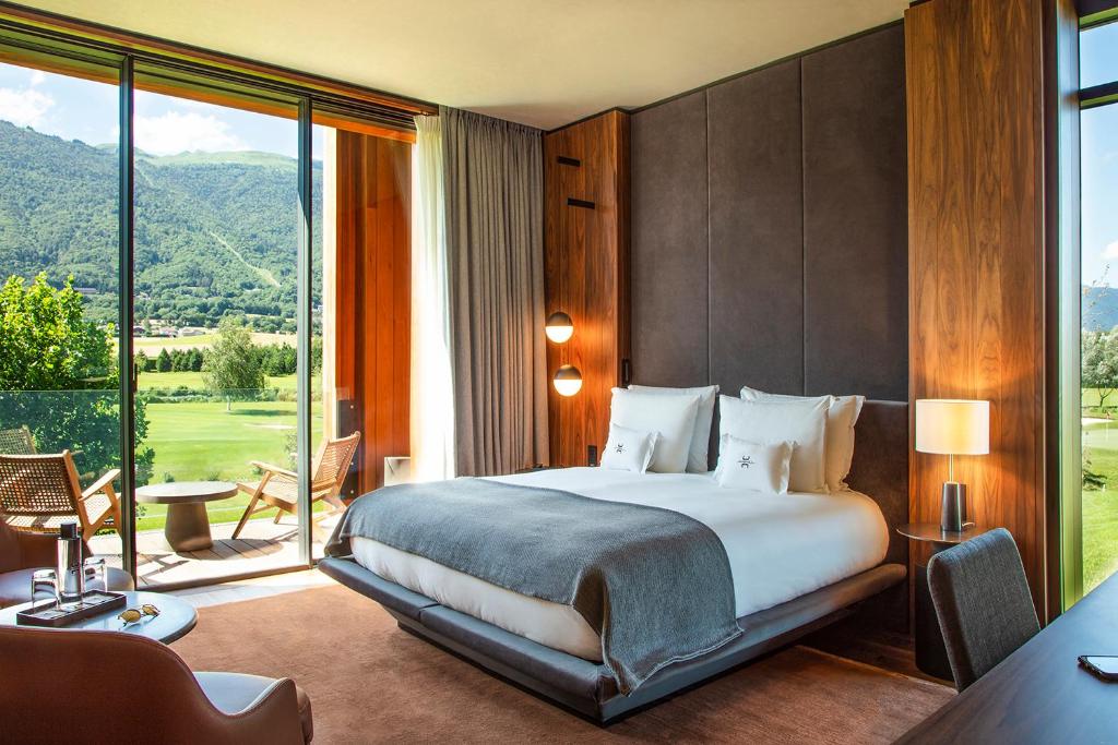 chambre avec balcon et vue panoramique sur les montganes