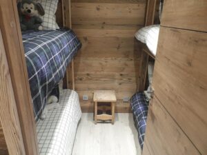 chambre pour les enfants style dortoir avec 4 lits superposés