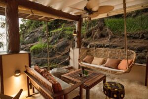 coin salon de jardin avec fauteuil suspendu dans le bar de l'hôtel