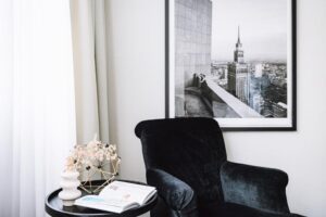 coin salon dans une des chambres de l'hôtel à Bruxelles