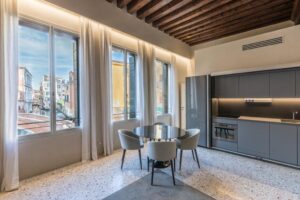 cuisine ouverte sur le séjour et la salle à manger dans un appartement à louer en plein centre de Venise