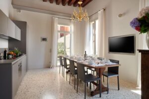 salle à manger dans un appartement 3 chambres pour 6 personnes à louer en plein centre de Venise