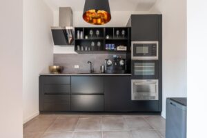 cuisine à partager avec les autres clients et qui permet de se préparer le petit déjeuner pour ensuite le prendre sur la terrasse