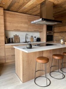 cuisine ouverte avec ilot central et chaises de bar