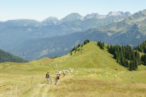 randonnée sur les crètes des montagnes aux 7 Laux