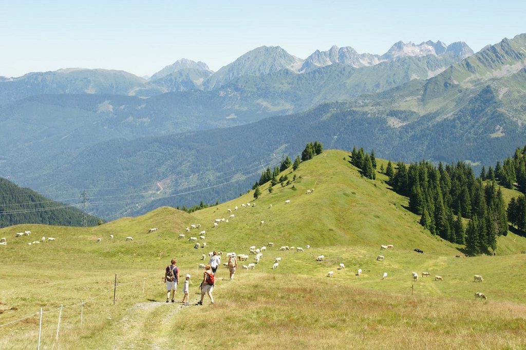 randonnée sur les crètes des montagnes aux 7 Laux