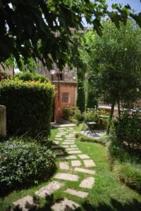 entrée via le jardin