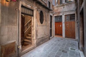 entrée des chambres cosy et modernes à louer dans Venise près du Rialto