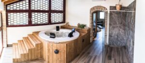 espace wellness à réserver en supplément et privatisé avec jacuzzi et sauna