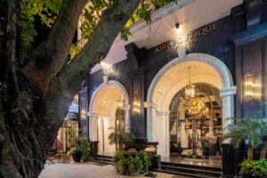 façade de l'hôtel en plein centre de Hanoï dans un quartier verdoyant, historique, cœur politique du pays