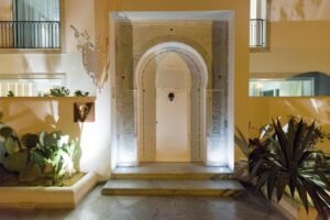 entrée de l'hôtel avec une porte dans le style traditionnel de la Tunisie