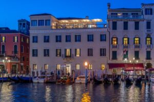 façade d'origine d'un bâtiment du XIXe siècle rénové en hôtel au centre de Venise