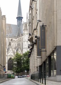 vue de la façade donnant sur la cathédrale Saint Michel et Gudule