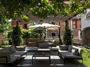 salon de jardin ombragé en plein centre de Venise dans un appartement à louer pour les vacances