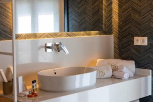 lavabo avec produits d'accueil